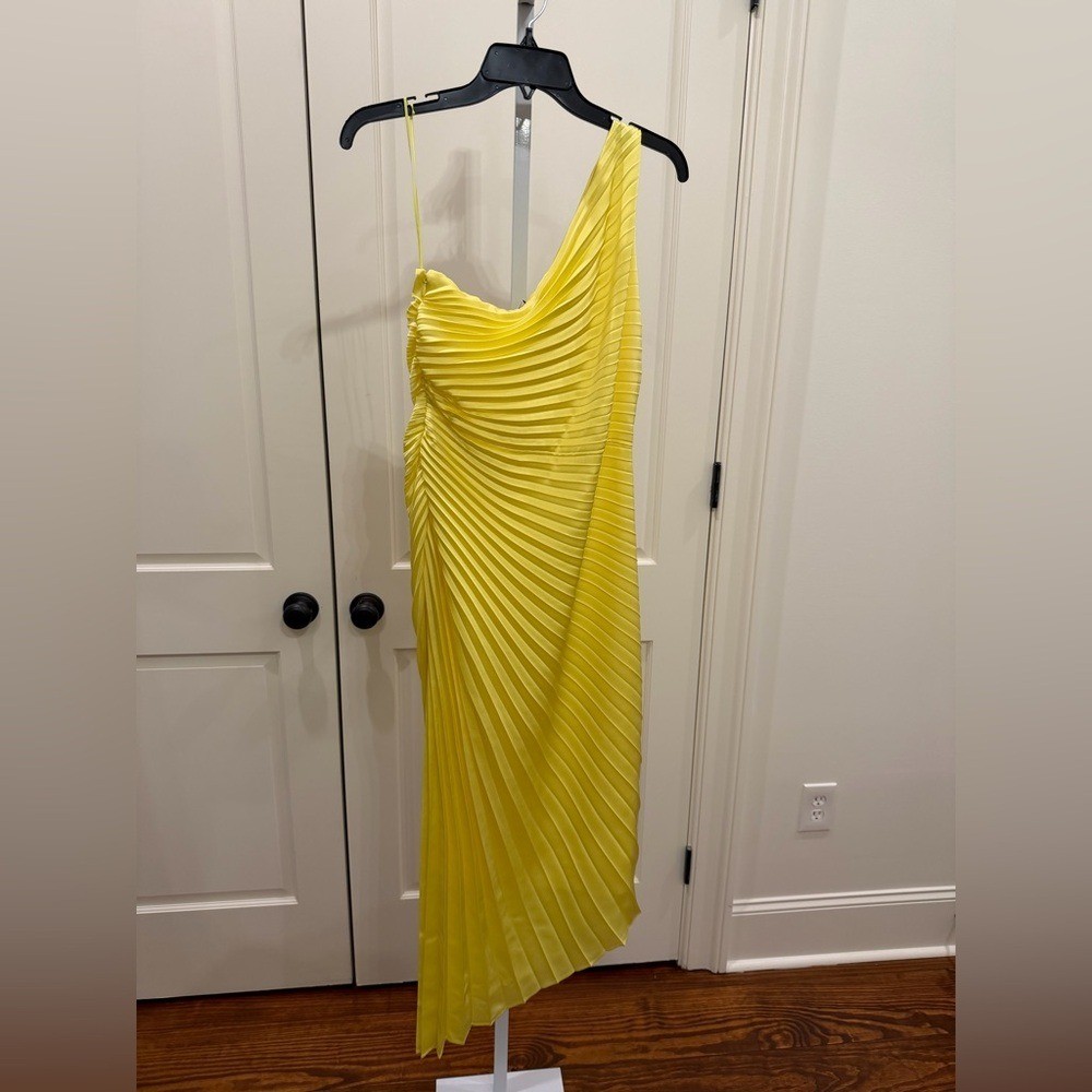 Belle Badgley Mischka Kelsey Pleated One Shoulder Yellow Dress 8 NWT