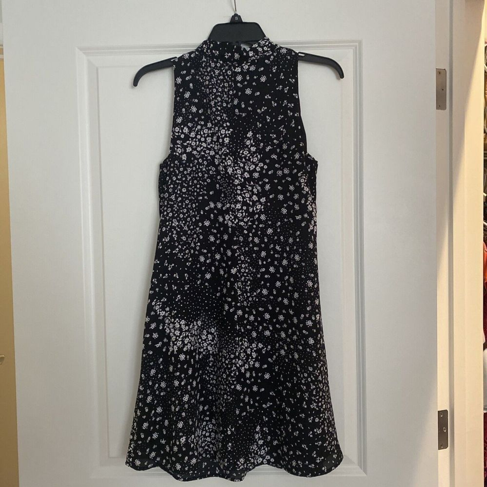 Decree Beautiful Floral Cocktail Ditsy Floral Mini Dress Tie Neck Front – Size S