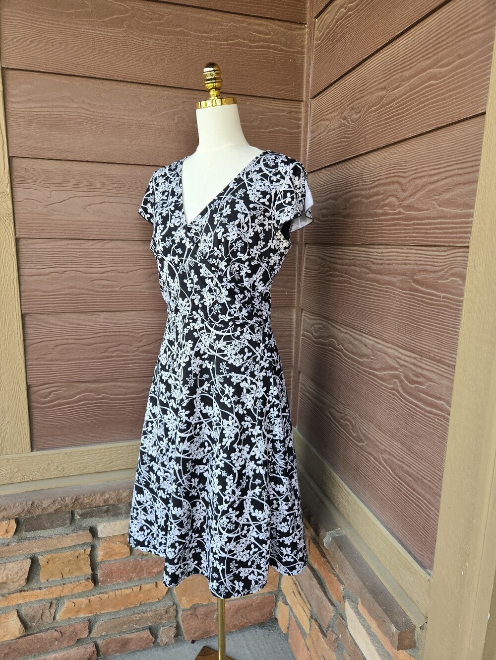 Ann Taylor LOFT Black & White Floral Fit-and-Flare Dress Women’s Size 8