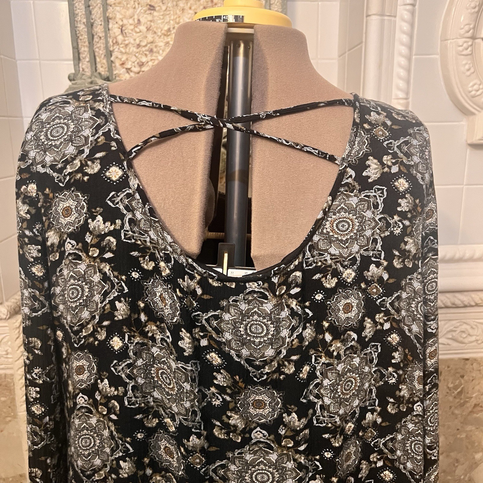 R n B. Size 2X Rayon Stretch Pullover Dress. Scoop Neck. X back. Lined. B125