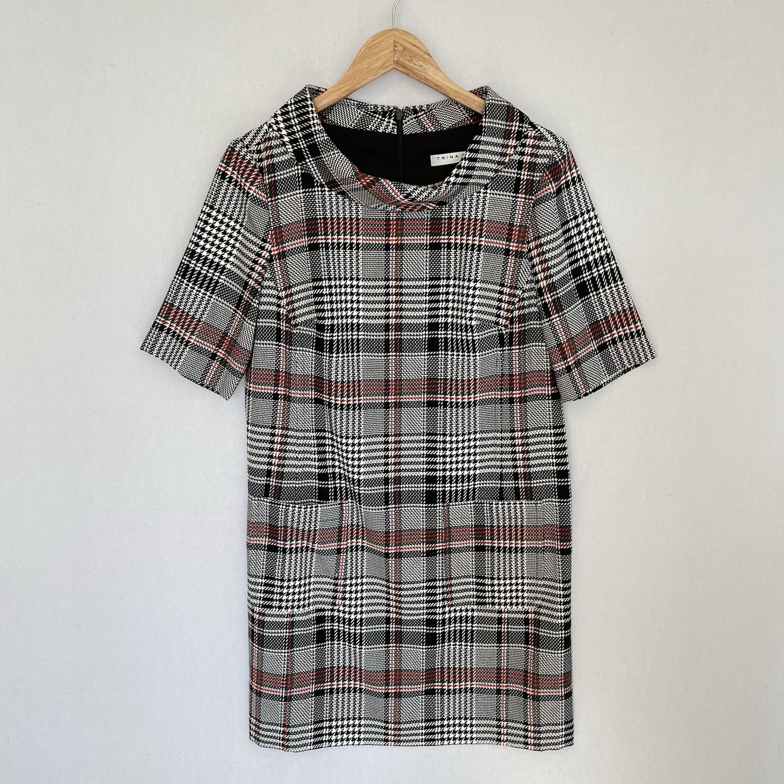 TRINA TURK Size 10 Maleko Red White Black Houndstooth Plaid Shift Mini Dress