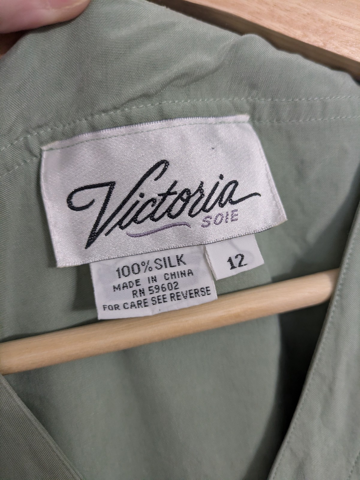 Victoria Soie 100% Silk Green Button Front V-Neck Midi Shirt Dress Sz 12 Pockets