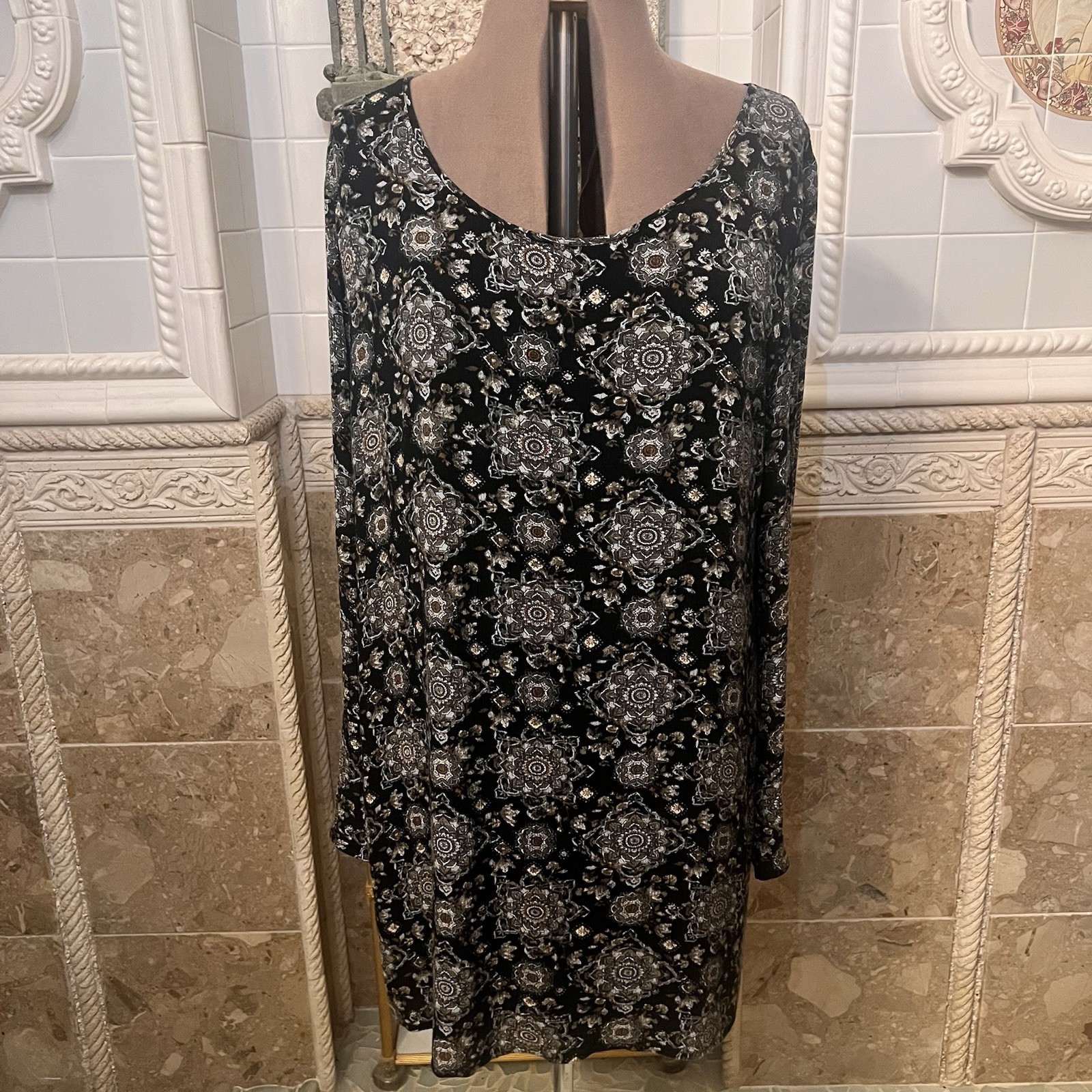 R n B. Size 2X Rayon Stretch Pullover Dress. Scoop Neck. X back. Lined. B125