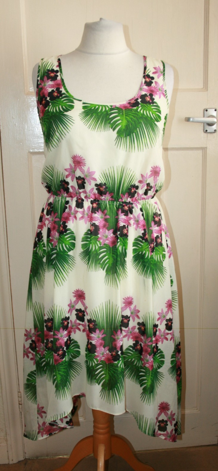 SIZE 14 MISS SELFRIDGE CREAM FLORAL DRESS WITH LONGER BACK & BACK STRAP DETAIL