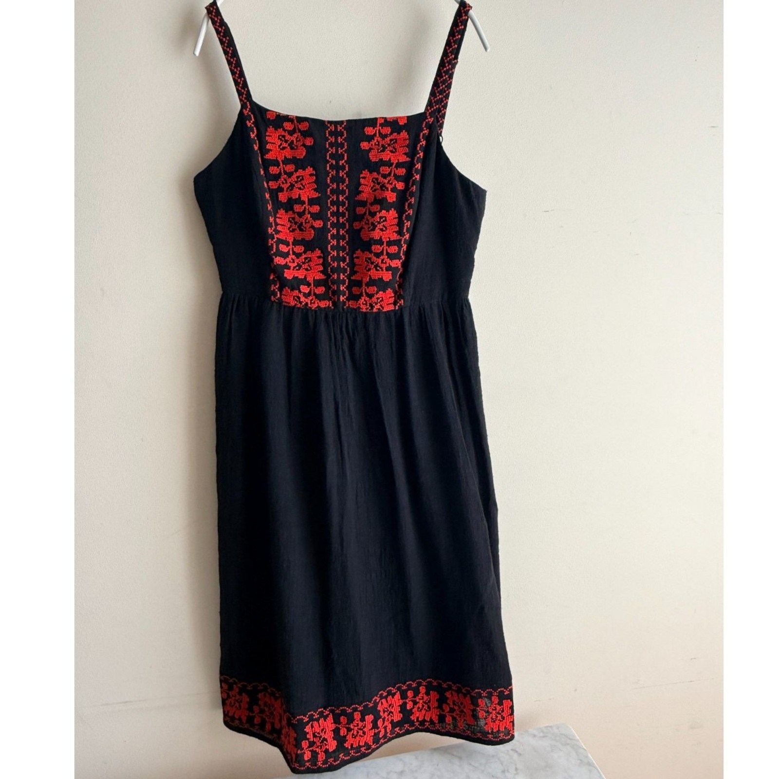 Black cotton gauze dress w/ red cross-stitch embroidery – modcloth – Size M