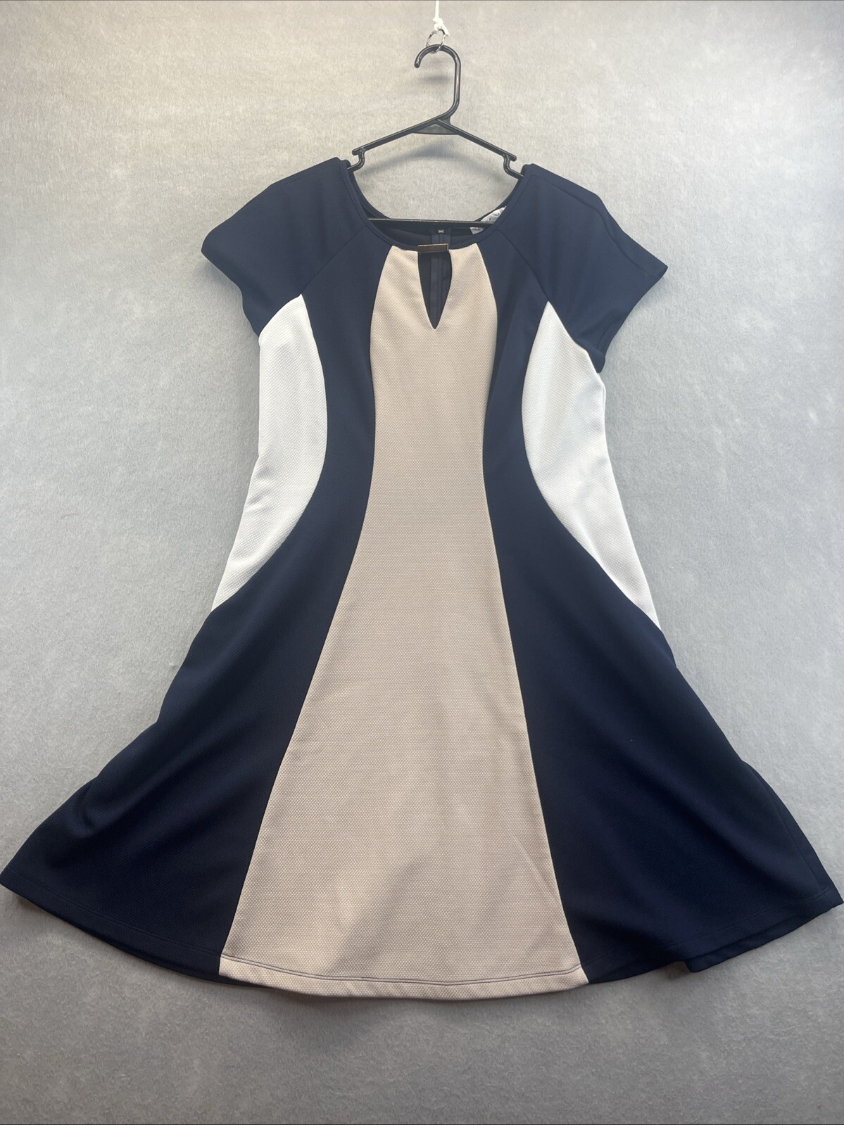 Sandra Darren Tan Navy White Keyhole Zip Knee Length Shift Dress 12 Colorblock