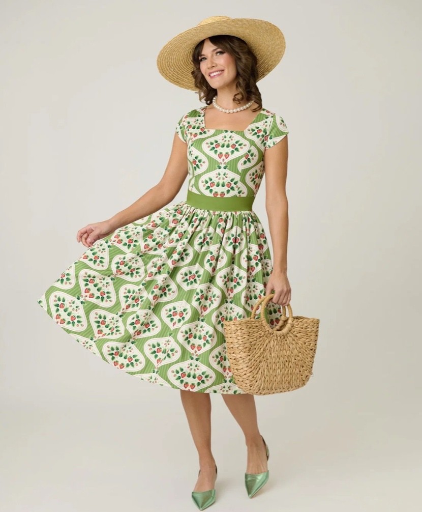 MAGNOLIA PLACE STRAWBERRY WALLPAPER ANNA SWING DRESS – NEW – REG & PLUS SIZES