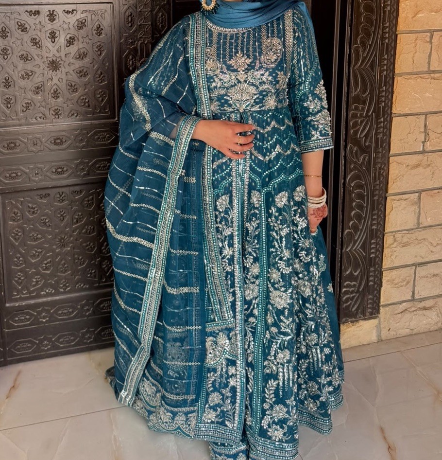 A Beautiful Terquise Heavy Embroidered Beaded Long Dress Suit Size Medium. VGC