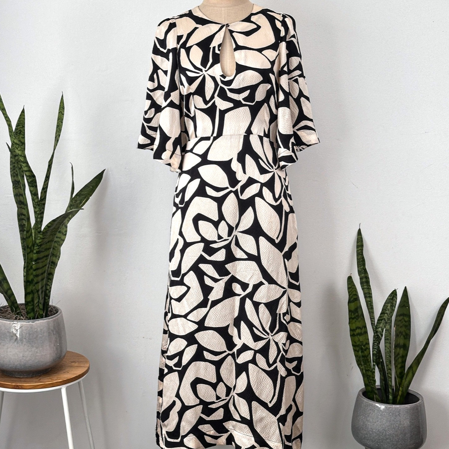 HUSK SILK MIDI DRESS – BOTANICAL PRINT – KEYHOLE DETAIL – AU 10