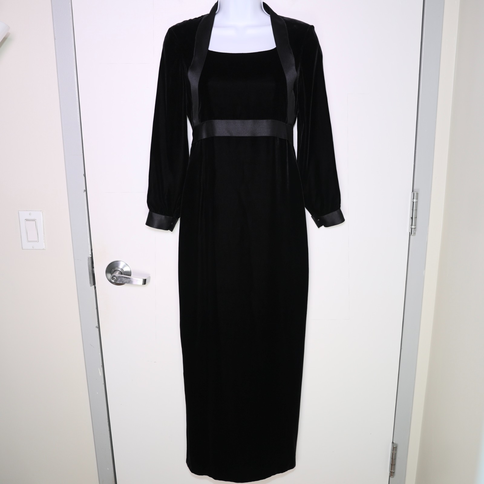 CHANEL BOUTIQUE – Vintage 80’s Black Velvet Long Sleeve Maxi Dress – Women’s 36