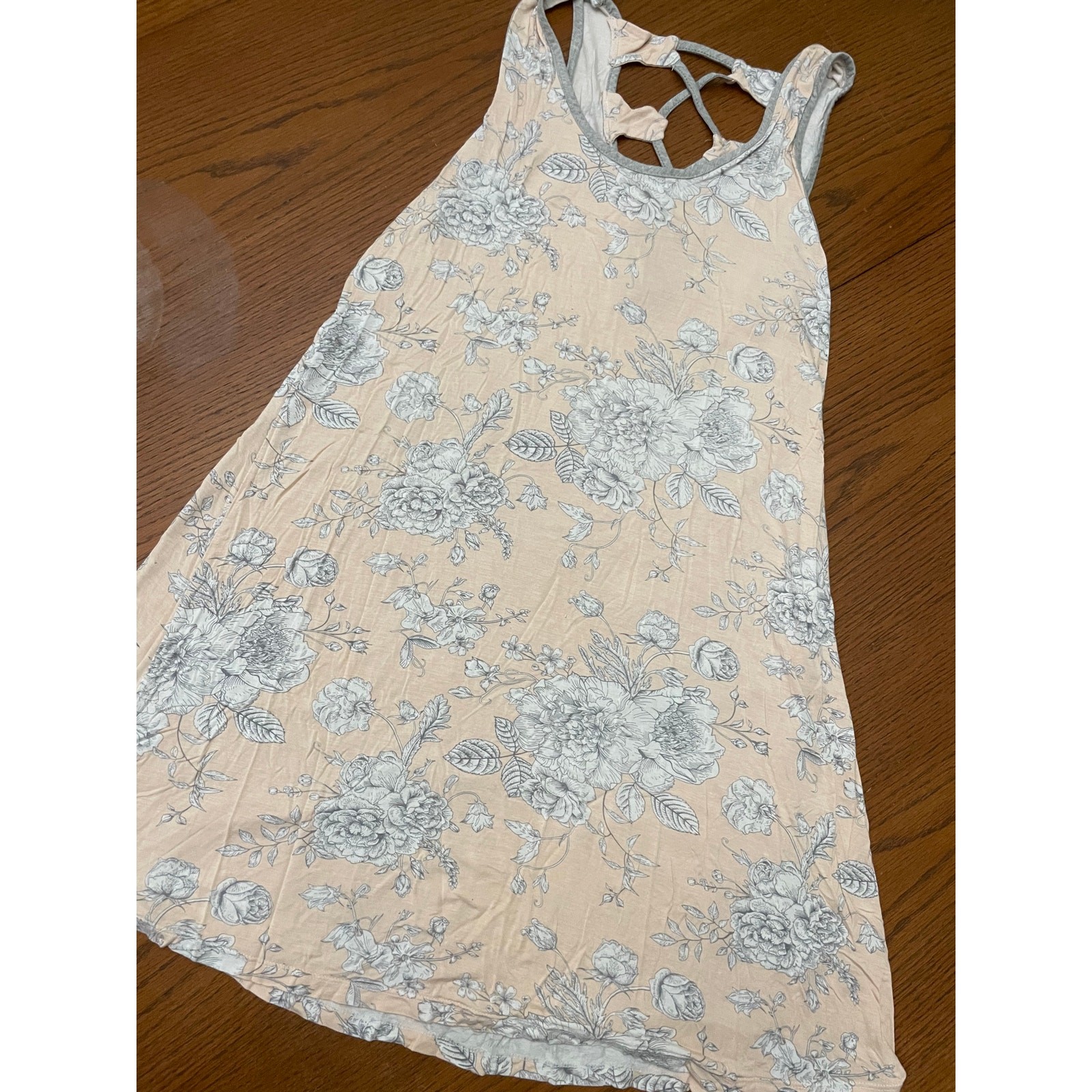 Daisy Fuentes Floral Dress Size L – small hole
