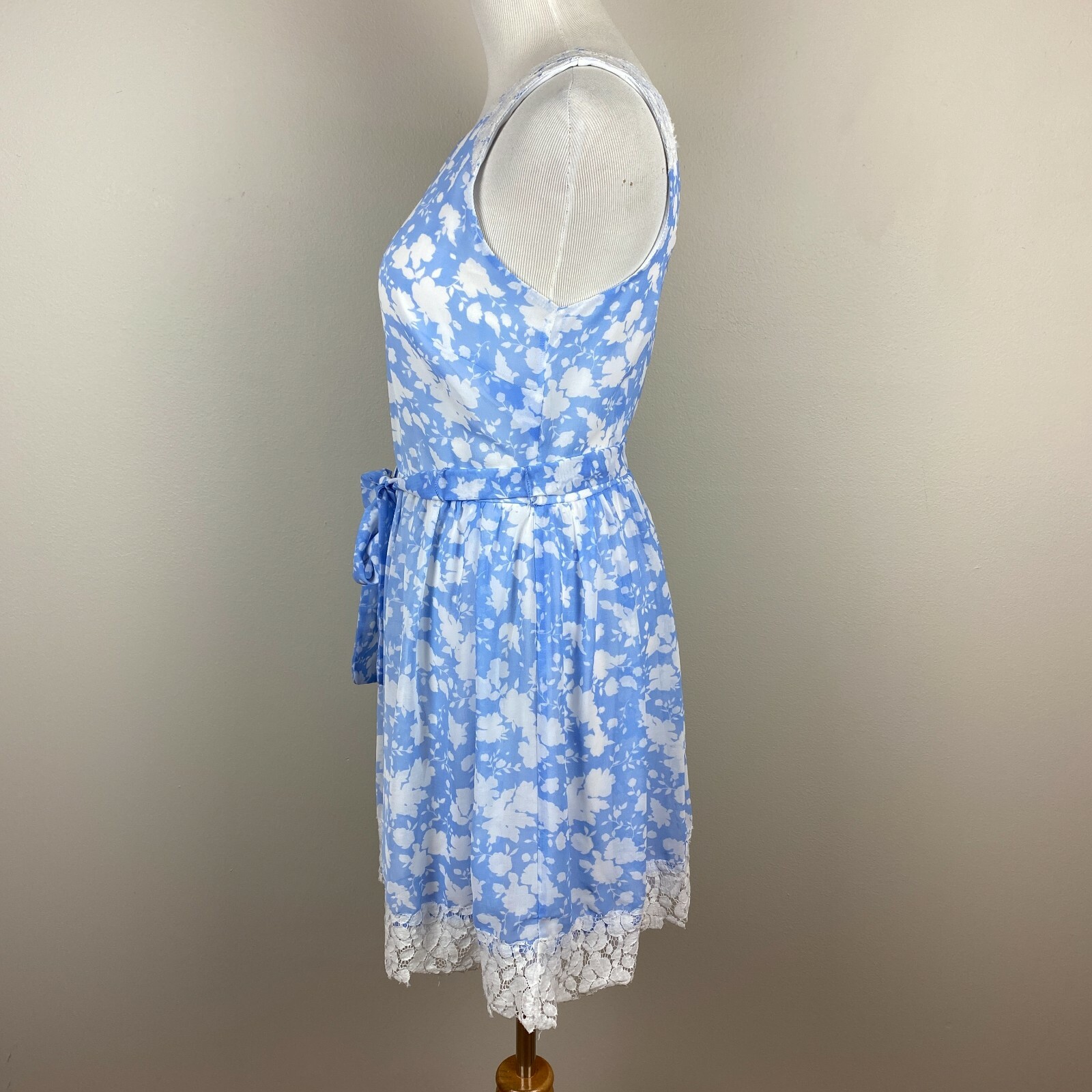 Disney Alice Dress Medium Blue White Colleen Atwood A-Line Belted Floral Lace