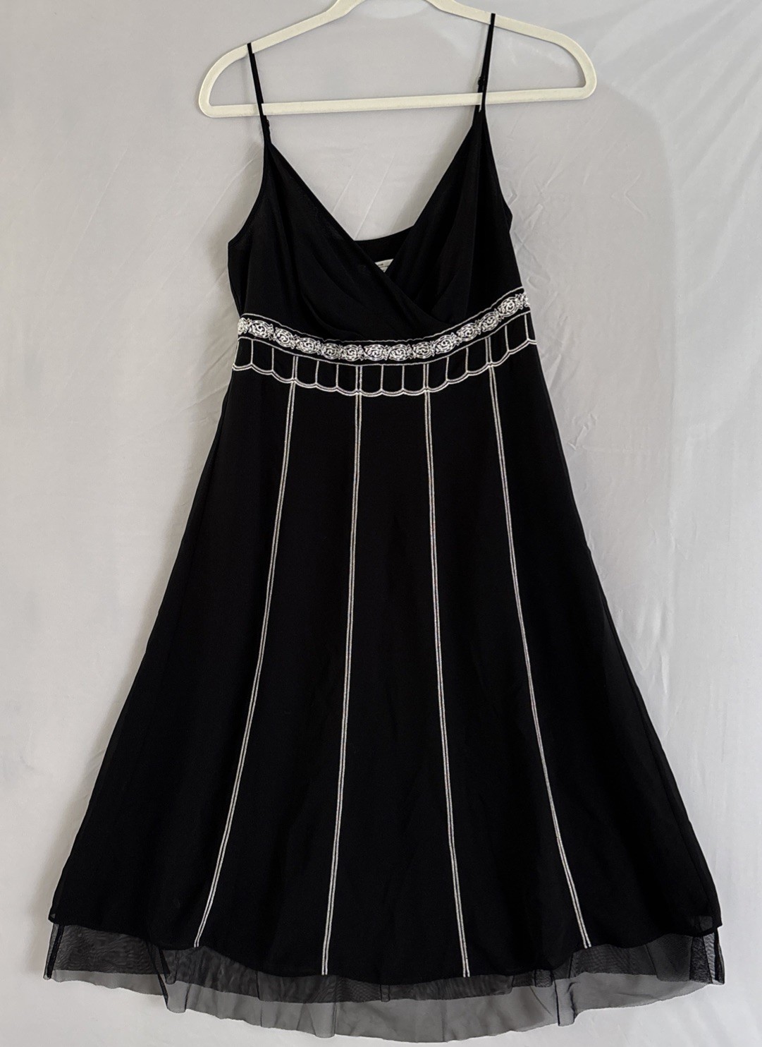 Womens Classic Black & White V Neck Dress – Sz 4, Urban Chic