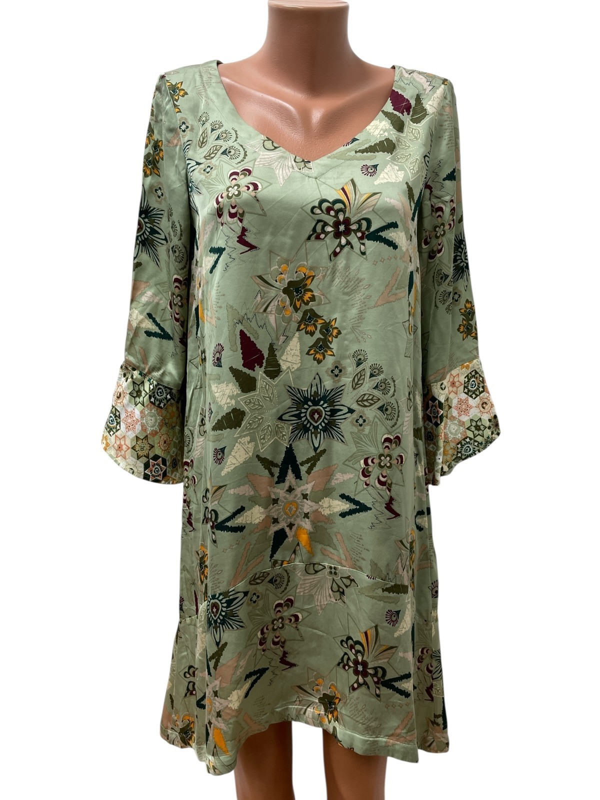 ODD MOLLY Size 1 – S Dress Midi Calf Length Green Multicolor Floral Satin