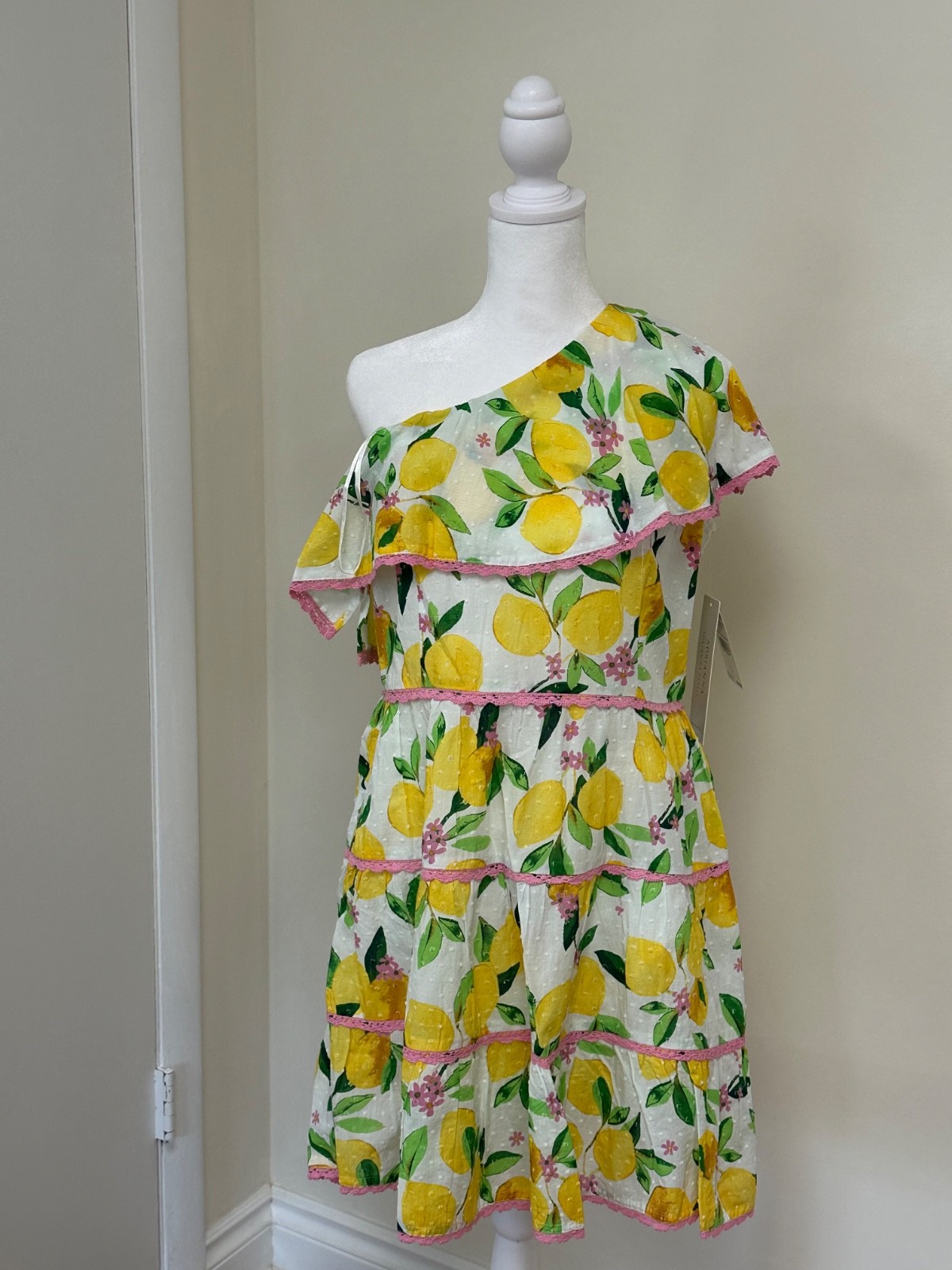 Adrianna Papell “Adrianna By” printed short dress featuring a lemon pattern and