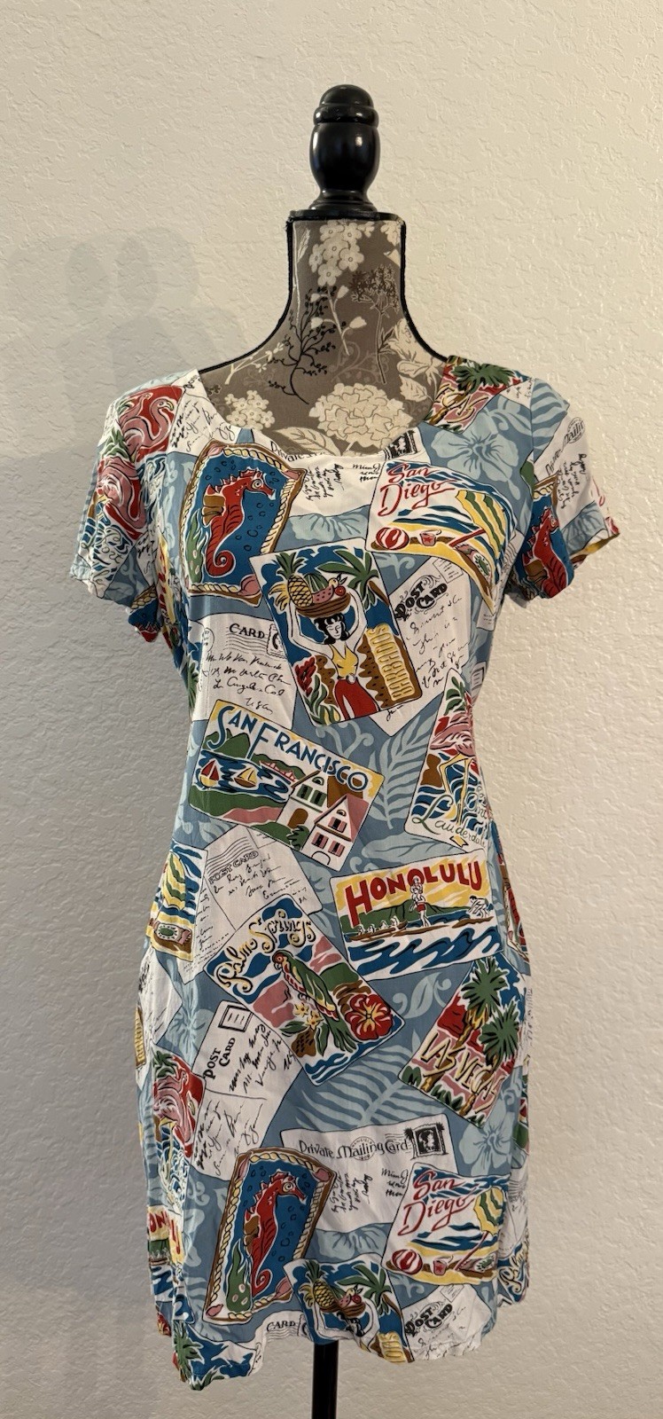 EUC Reyn Spooner Shift Dress S 100% Spun Rayon Vacation Postcards Honolulu SF SD
