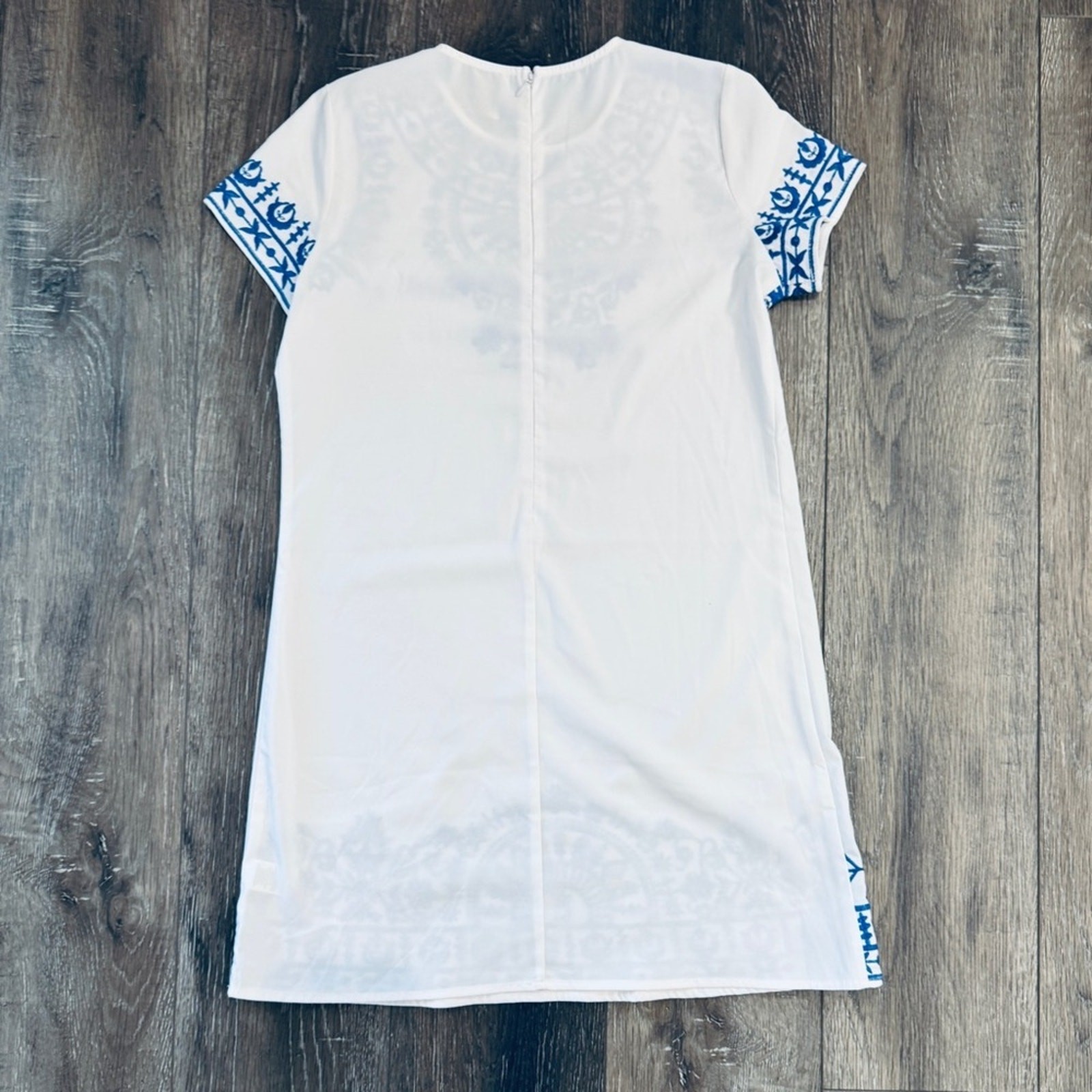 Alythea White & Blue Embroidered Shift Dress – Size Small
