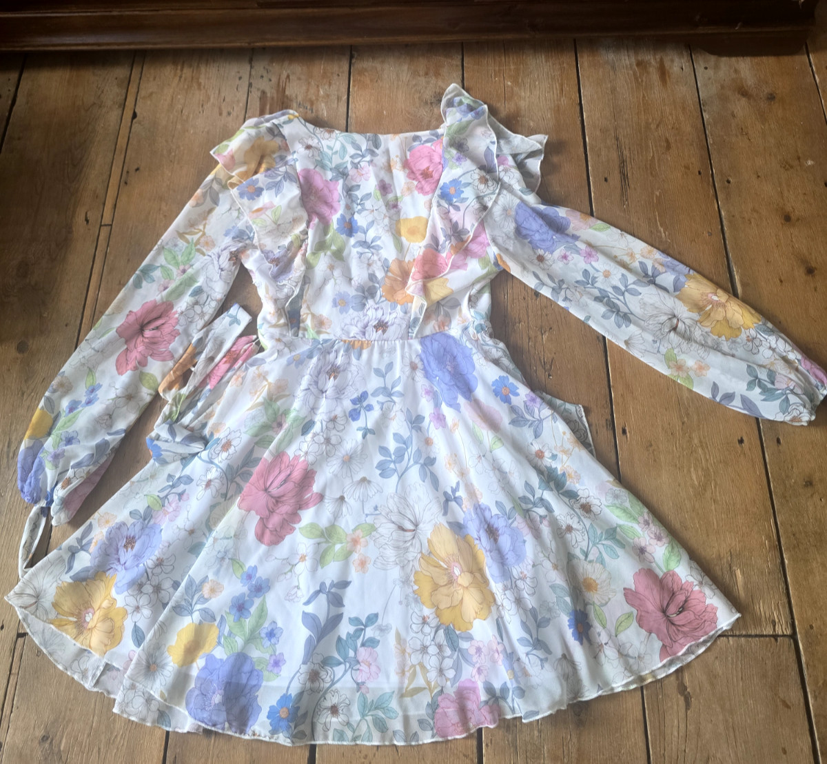 PRETTY LIPSY WHITE FLORAL RUFFLE FLOATY ROMANTIC DRESS UK 12 NEW