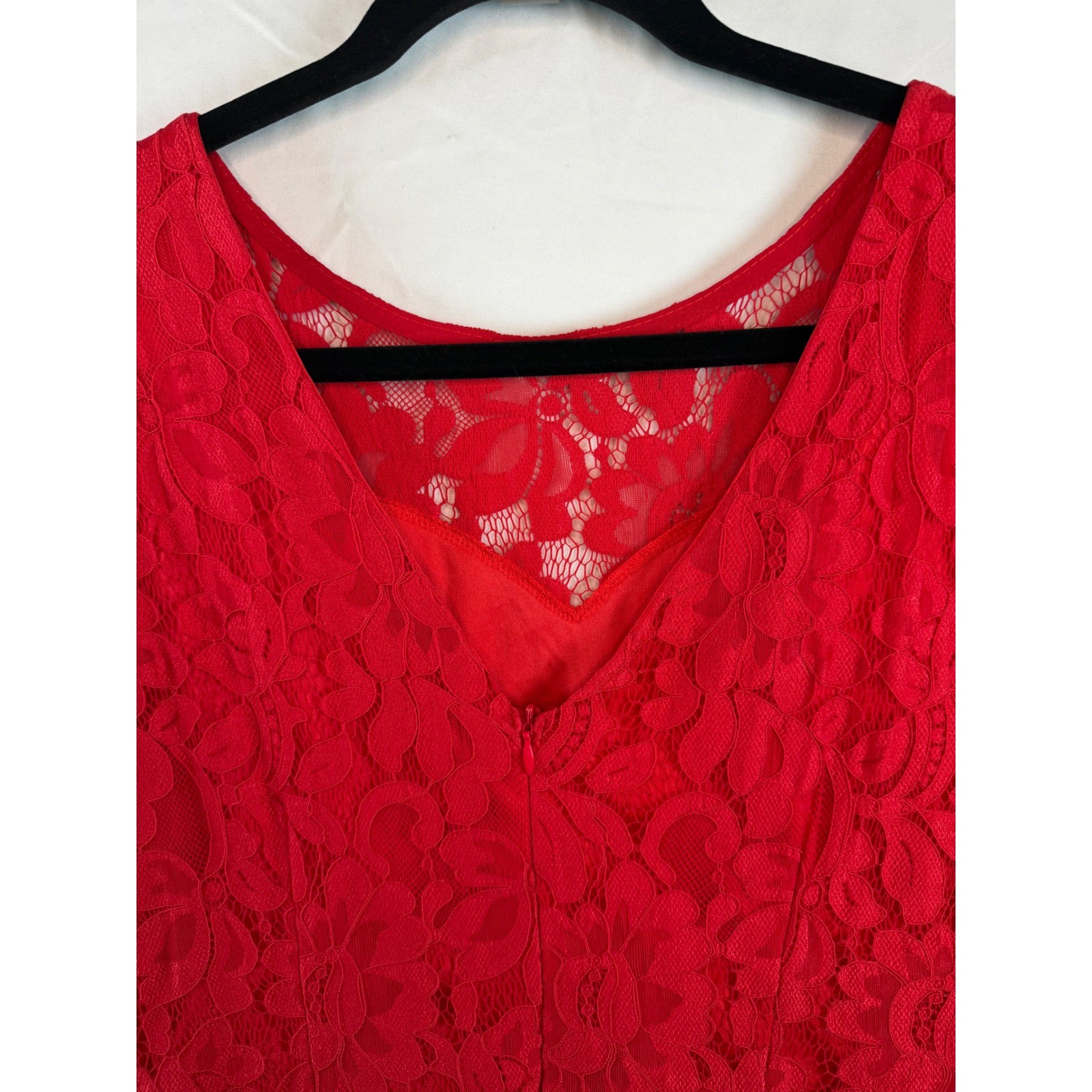 Red Floral Lace Short Sleeve V-Back Sheath Cocktail Dress Scalloped Hem