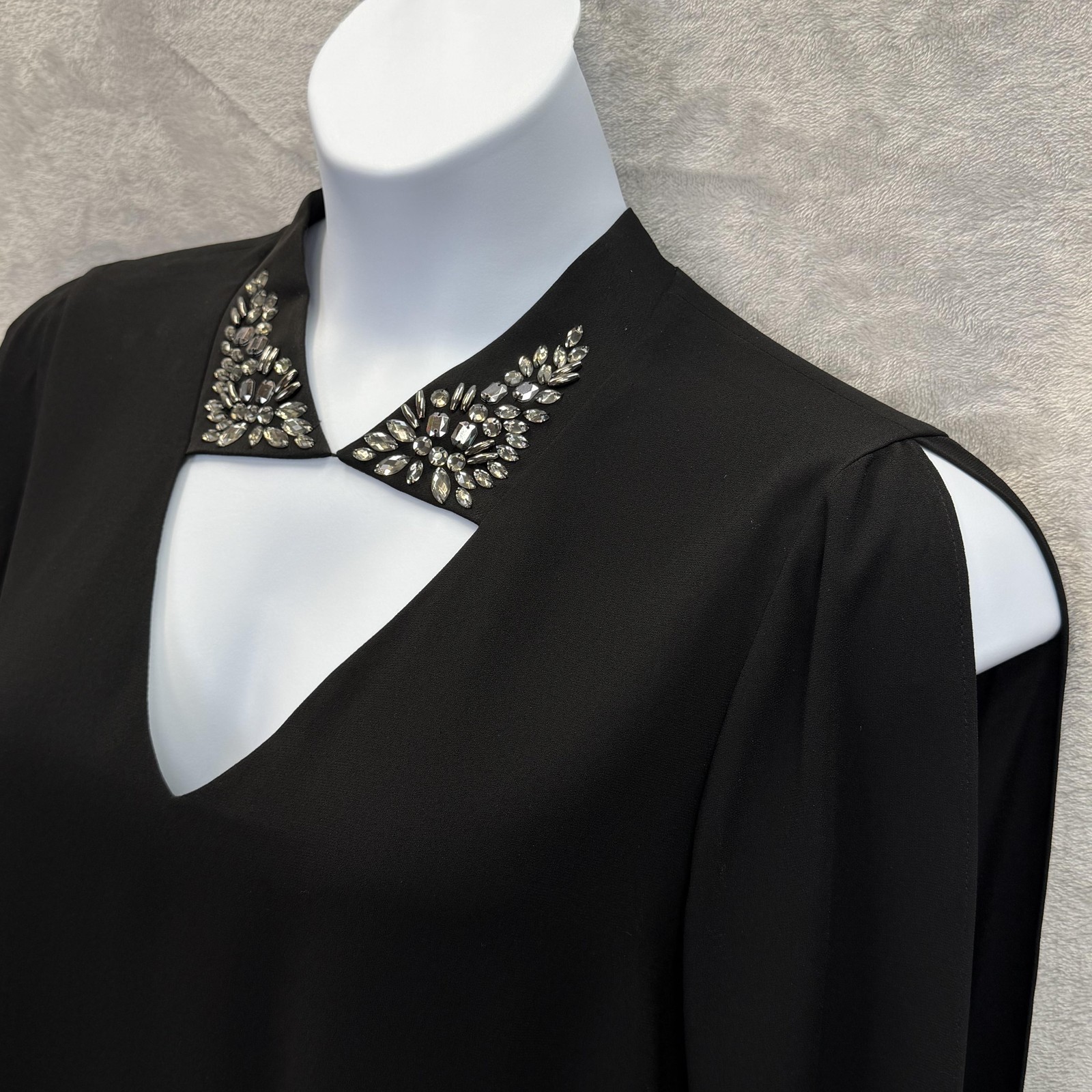 BCBGMAXAZRIA Dress Womens Medium Black Embellished V-Neck Cold Shoulder Shift