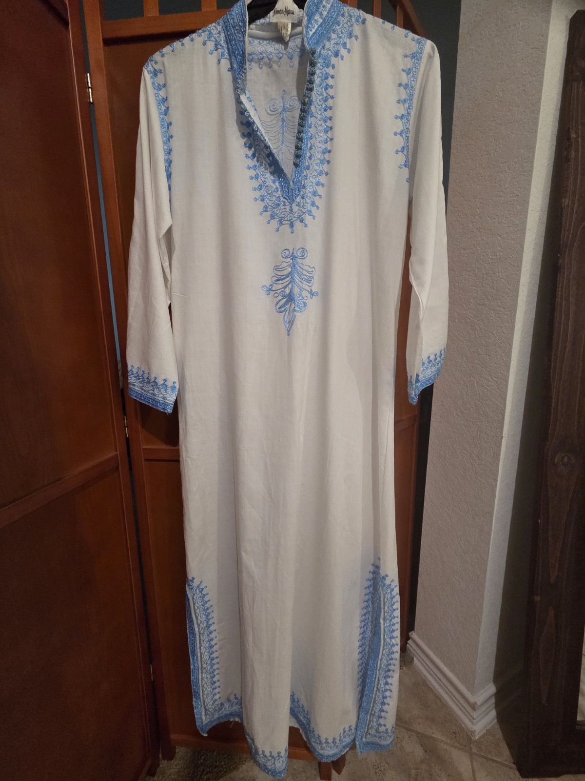 Neiman-Marcus Maxi White/Blue Moraccan Embroidered Kaftan Medium