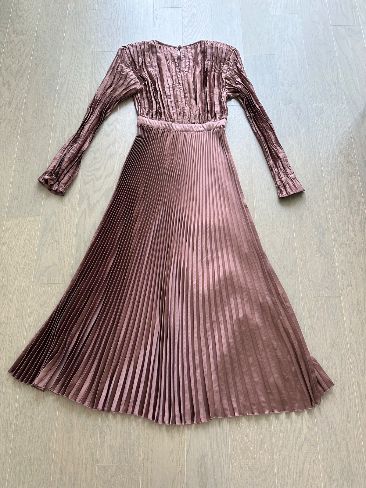 L’IDEE Royale Long Sleeve Pleated Maxi Dress Brown Satin – Size US 6