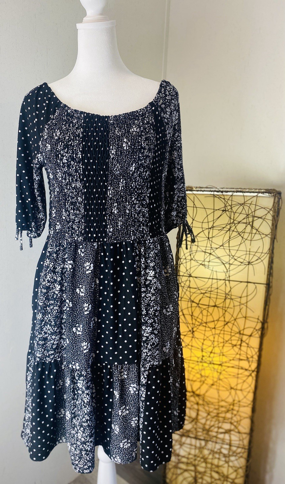EST. 1946 Women’s L Black/White Floral Round Neck 3/4 Sleeve Short Smocked