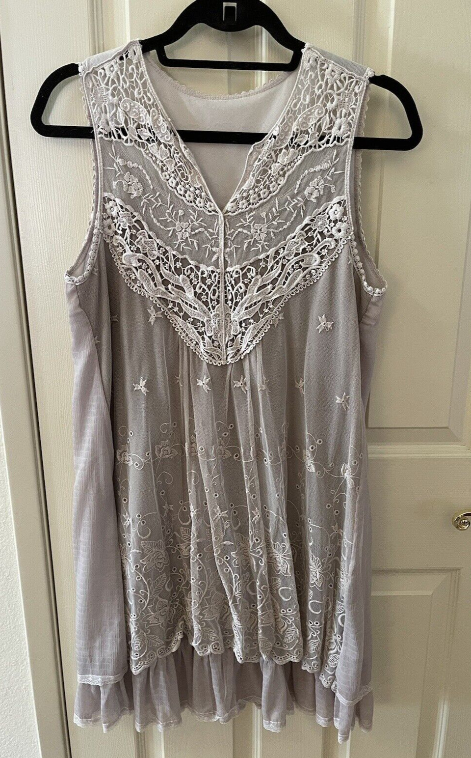 Vintage Light Gray LACE Dress Pit to pit (17.5 in), Length (33 in)