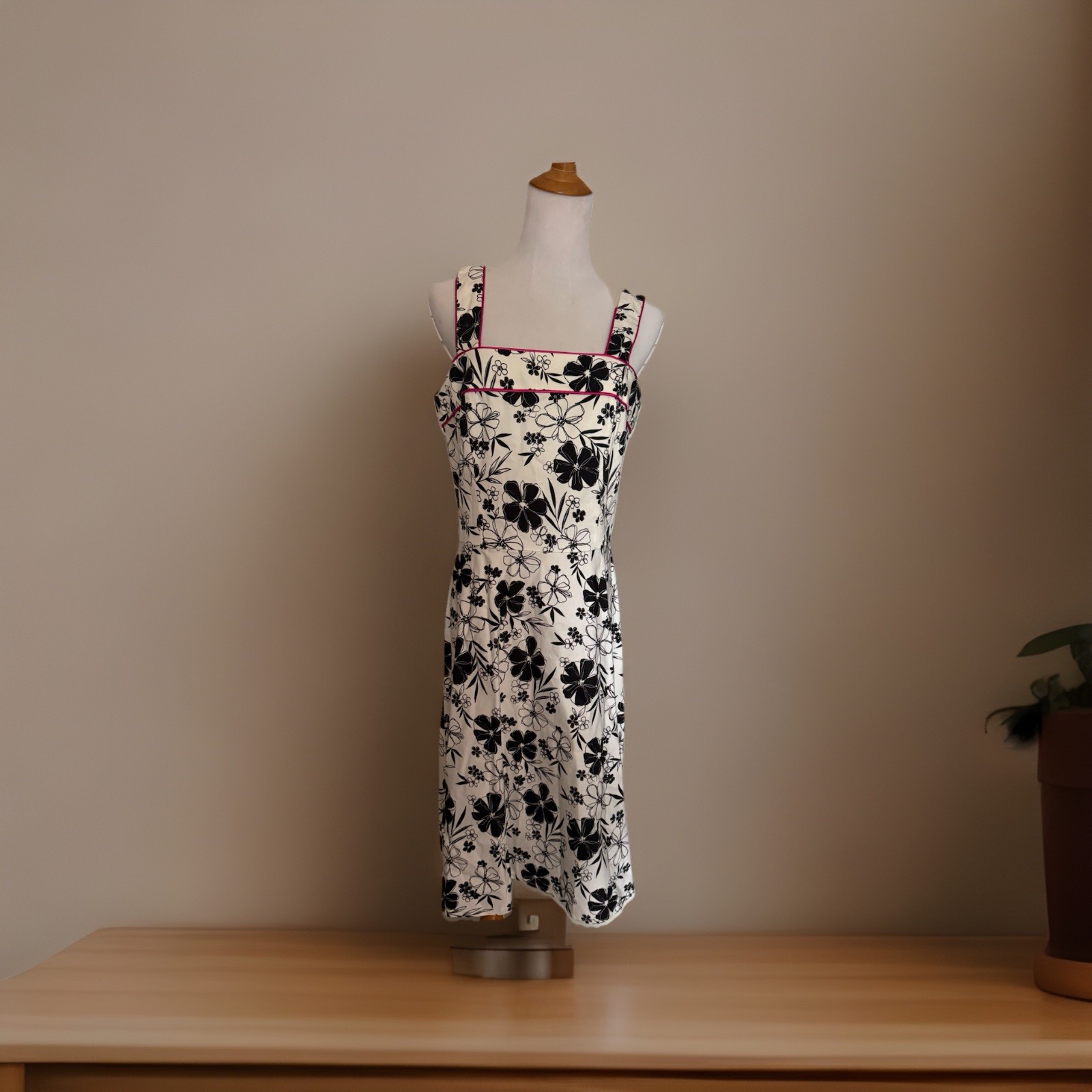 Scarlett Dress 9/10 Floral Print White/Black Summer Wedding Guest Vacation EUC