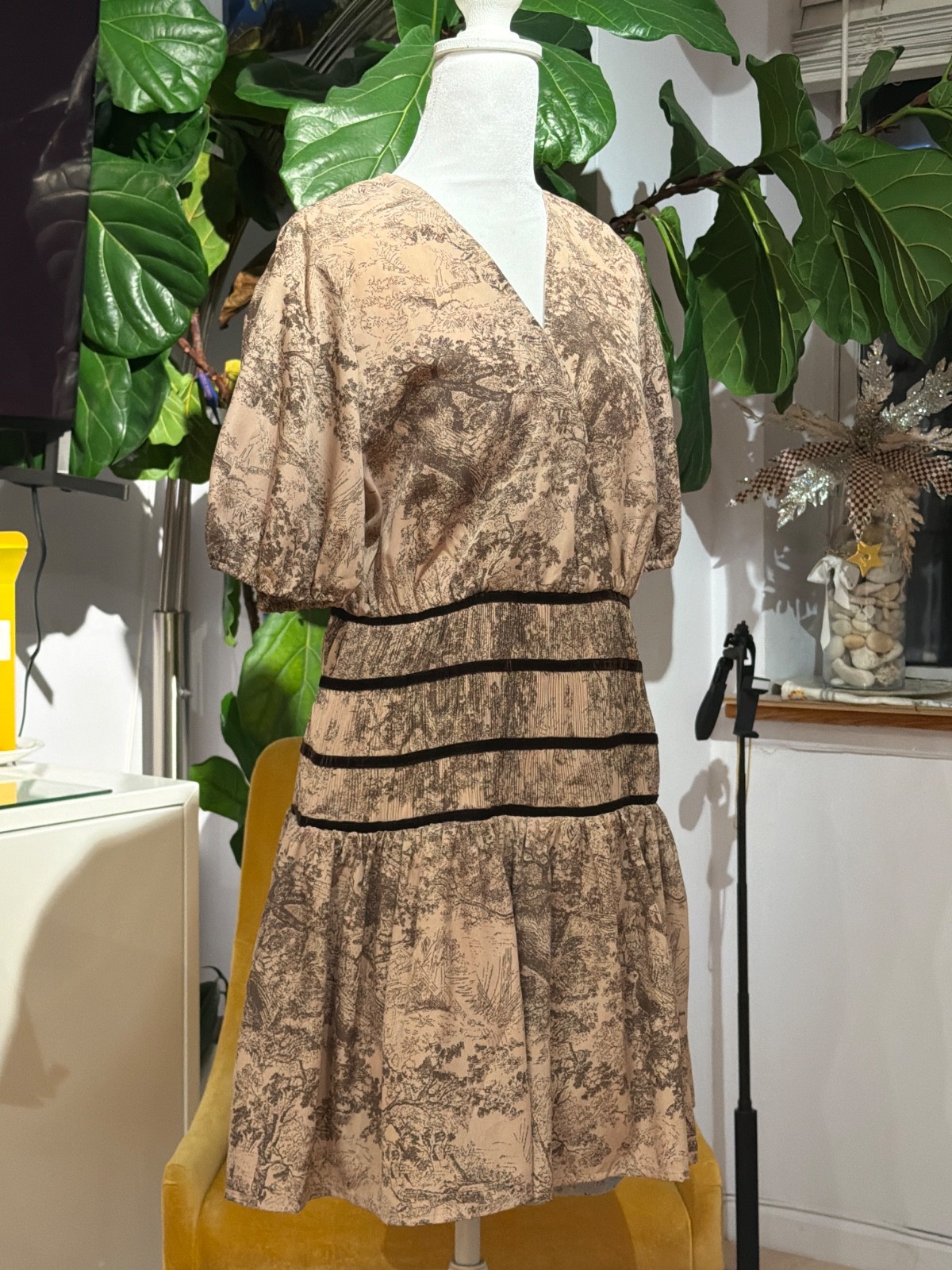 Entro Brown Dress Size Medium short Toile