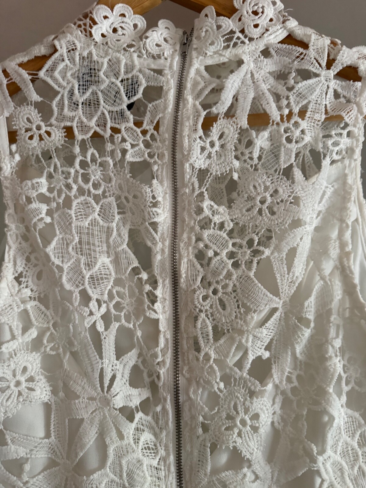 DO+BE SIZE MEDIUM WHITE FLORAL Collar LACE Crochet Overlay Lined Back Zip