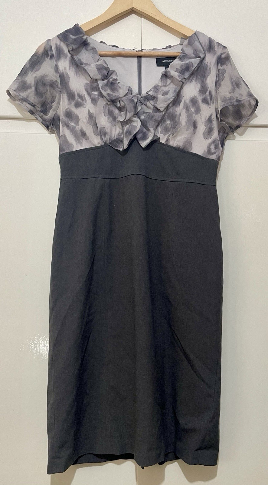 R&M Richards Dress Size 6 Grey With Ruffle Neck And Short Sleeves