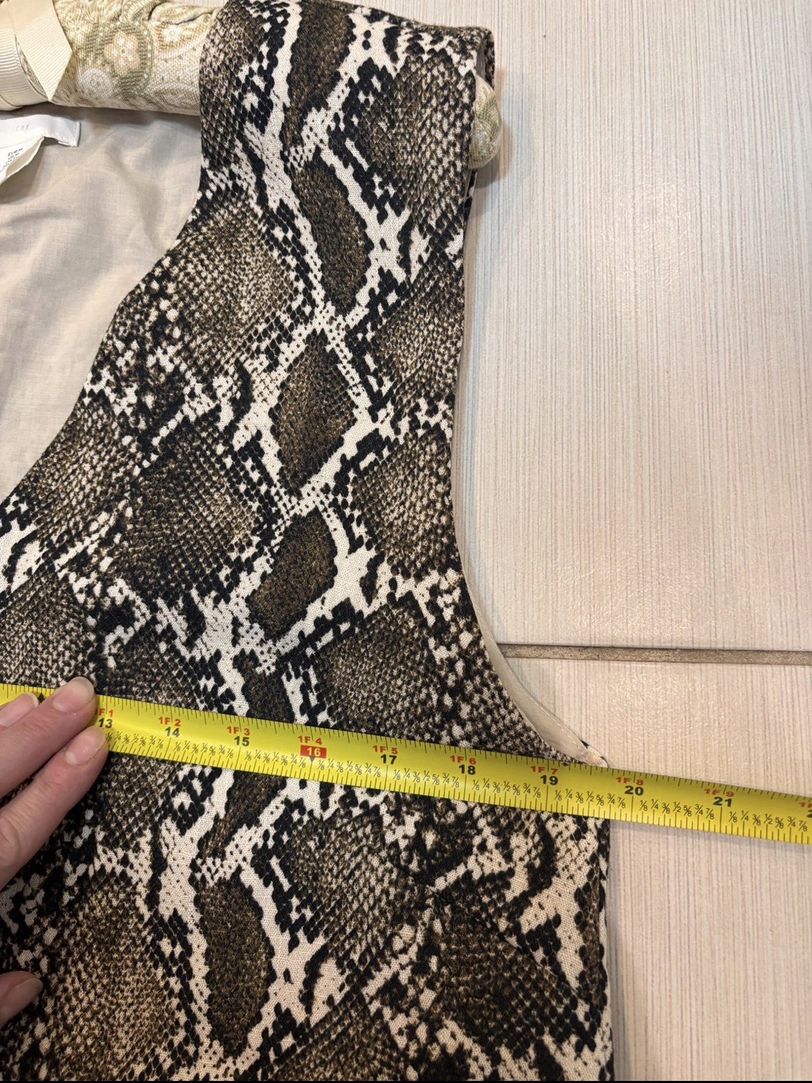 H&M V-NECK SHIFT DRESS Snakeskin pattern Size M