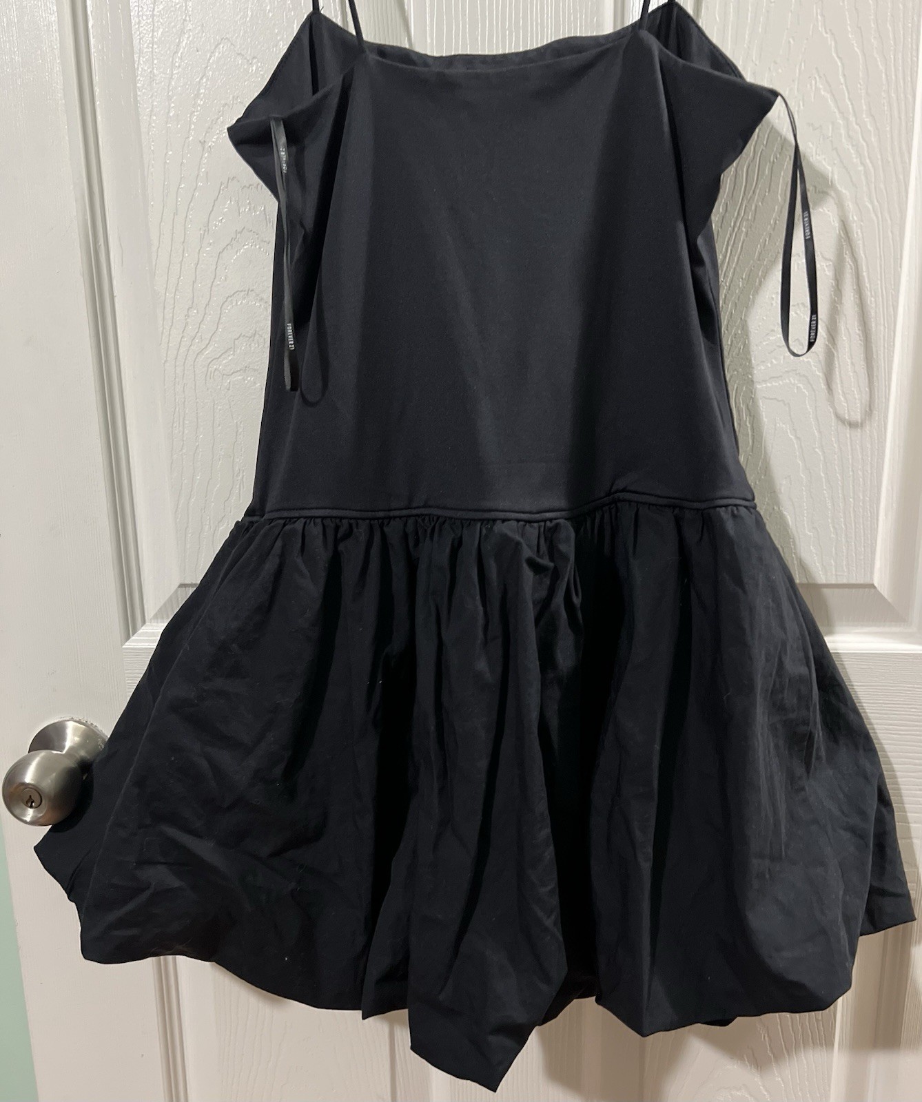 Forever 21 Poplin Balloon Bubble Hem Mini Dress in black. Spaghetti Straps. Sz M