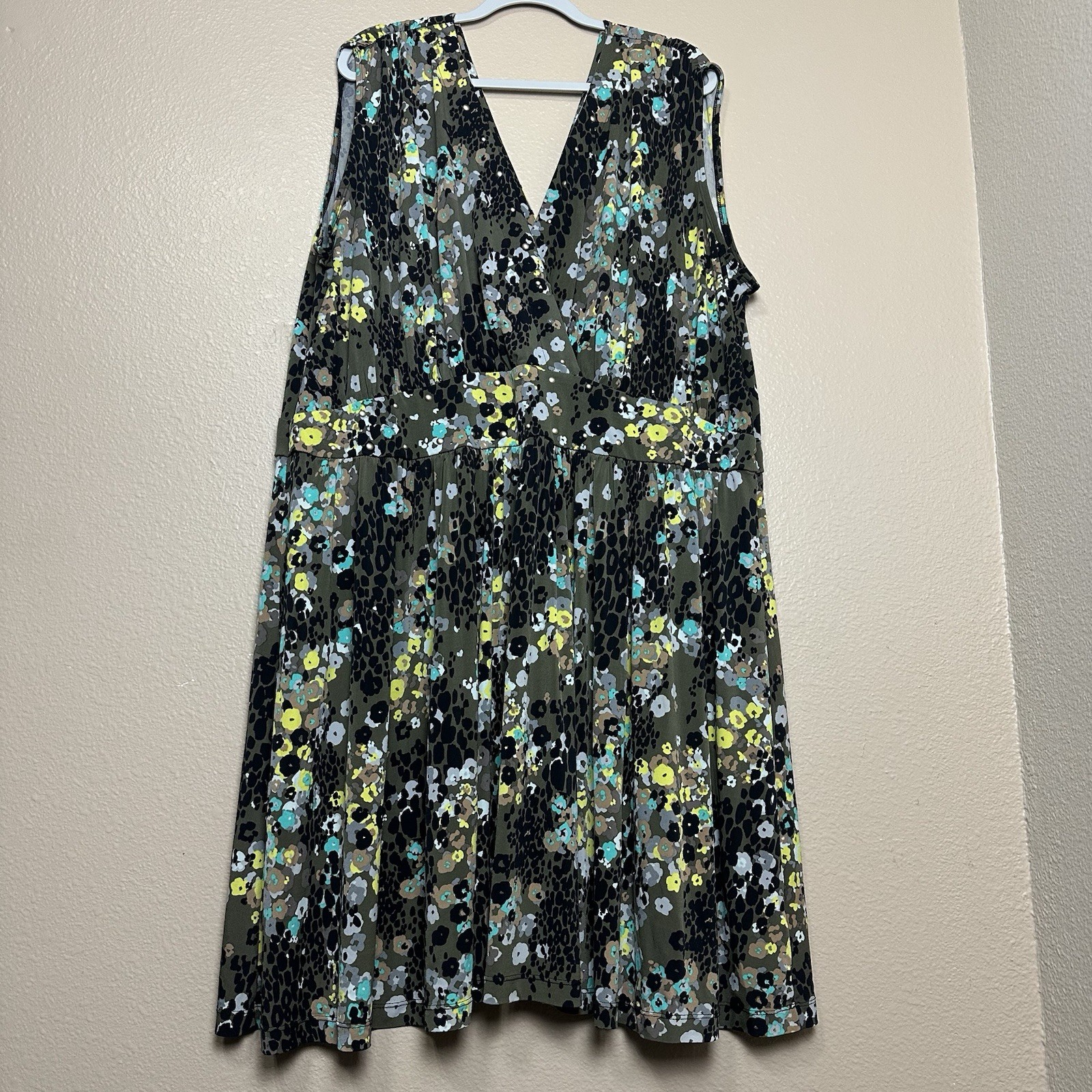 Beverly Drive Sleeveless Dress Womens Plus Size 26/28 Deep Plunge Floral Stretch