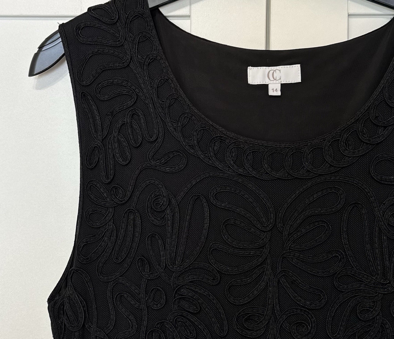 CC – SIZE 14 – BLACK NET APPLIQUE FITTED SLEEVELESS OCCASION DRESS – LACE SHIFT