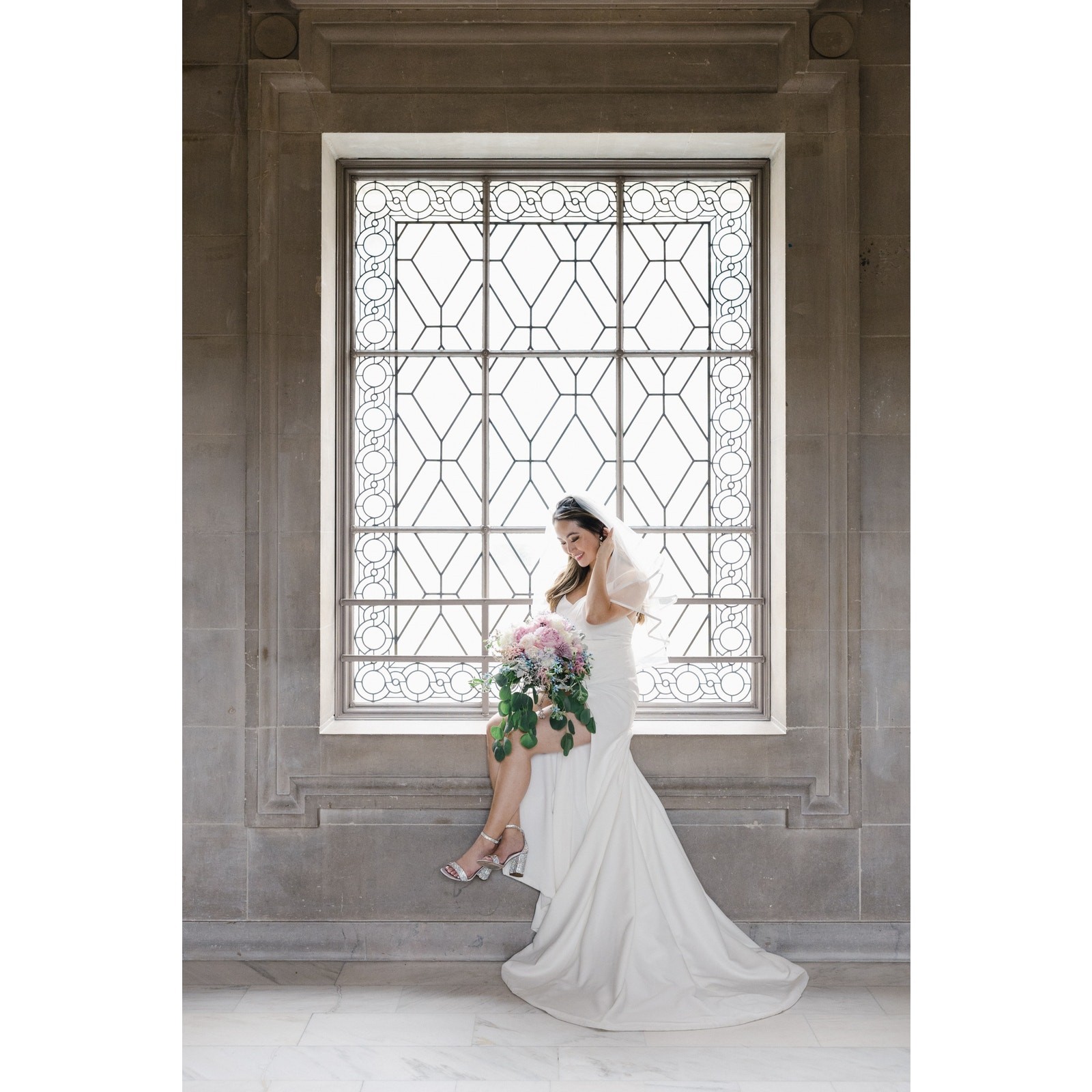 Ivory Crepe Trumpet Wedding Dress w/ side slit v neck 20″ train Size Small US 4