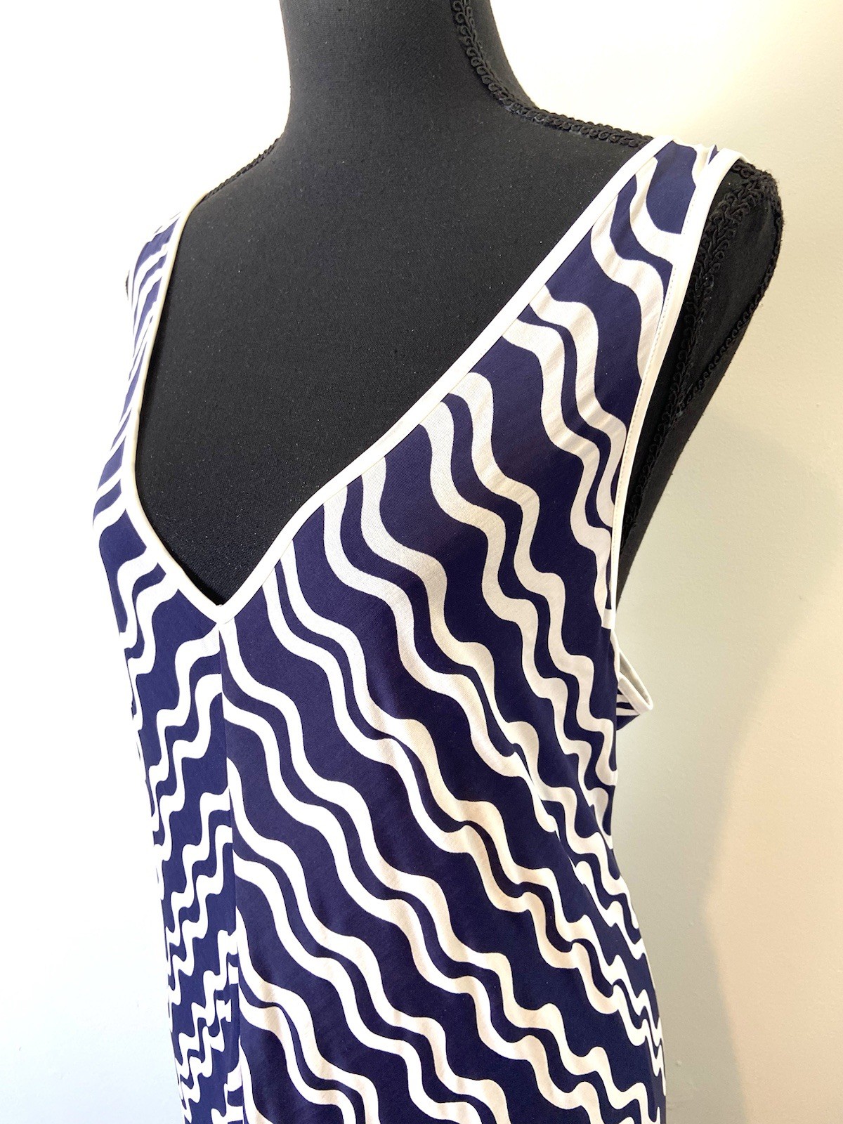 Leona By Leona Edmiston Size M Midi Dress Sleeveless Blue / White Wave Pattern