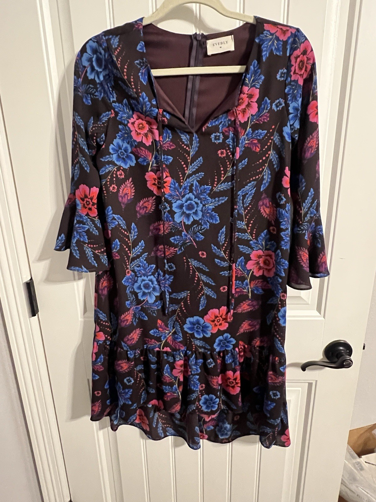 Everly Floral 3/4 Bell Sleeve Dress w/V-Neck and Hi-Low Hemline. Size S #8981