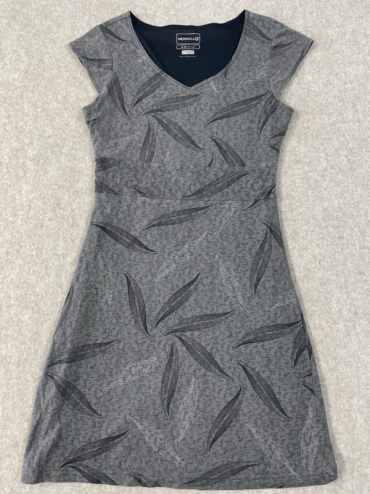 Merrell Opti-Wick Dress Women’s Small Grey ShortCap Sleeve V Neck Lined Athletic