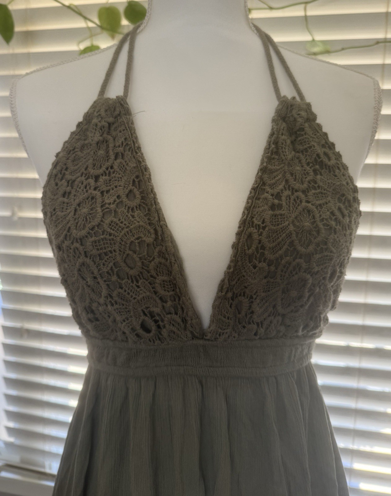 Wishlist Green Solid Maxi Dress M V-Neck Halter Lace Tie Closure Strappy