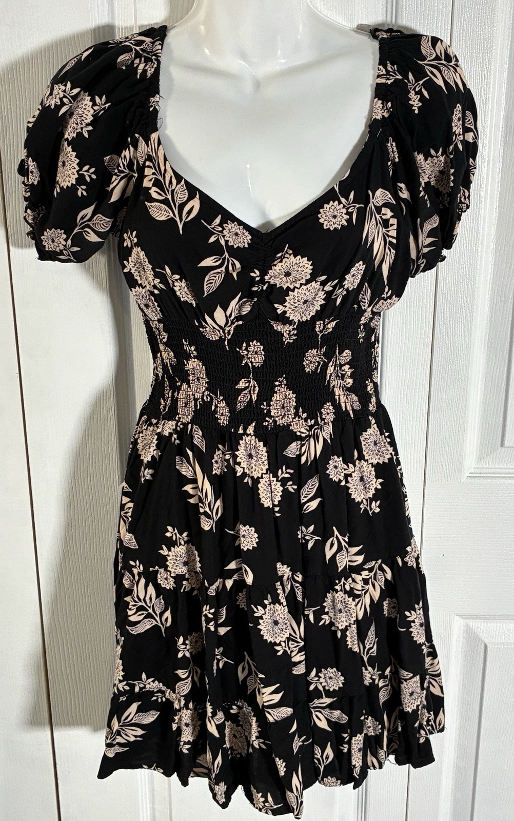 Angie Black Cream Floral Mini Dress Size L Smocked Puff Sleeve VNeck Boho Tiered