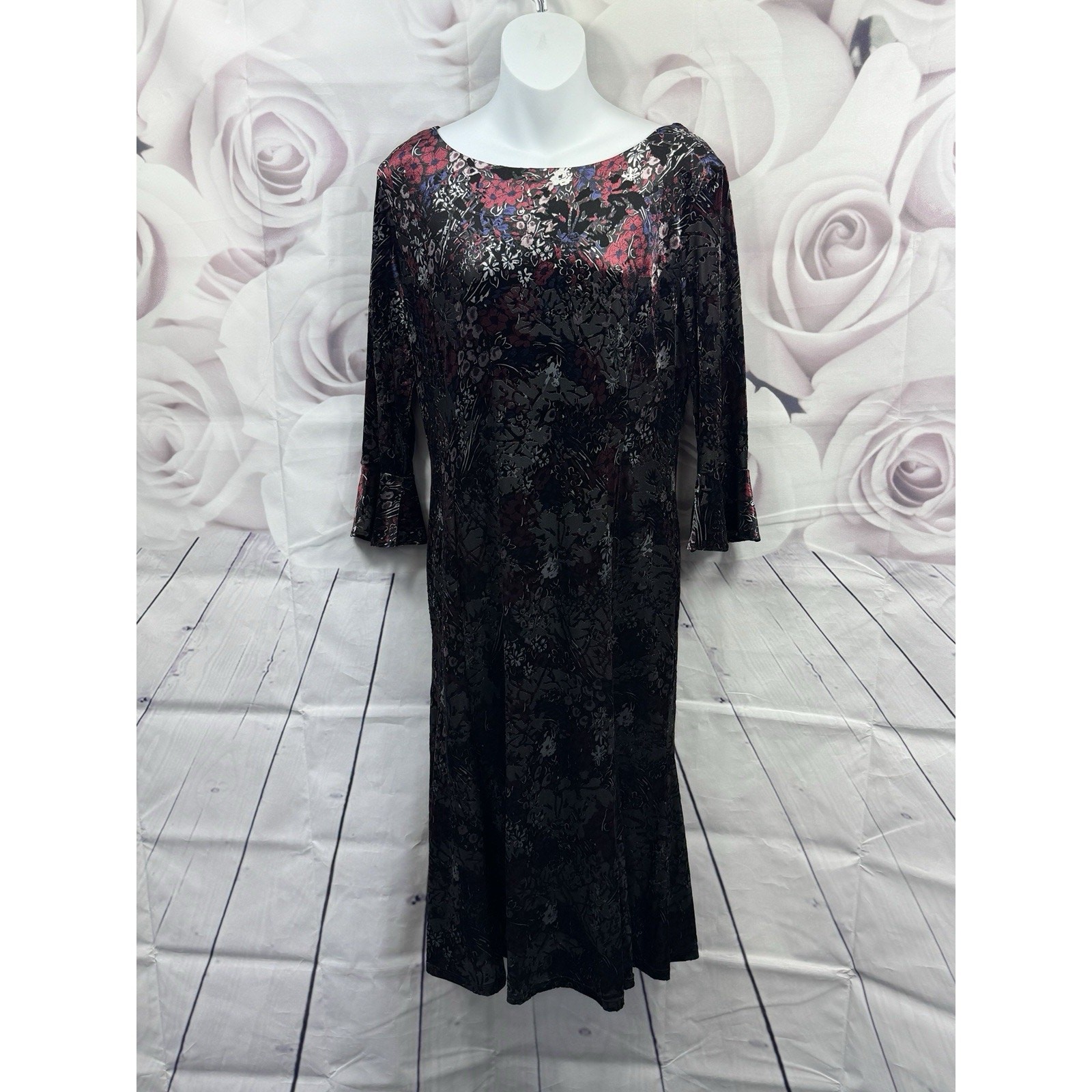 Laura Ashley A-Line Mermaid Black Red Velvet Size 12 3/4 Bell Sleeve Stretchy
