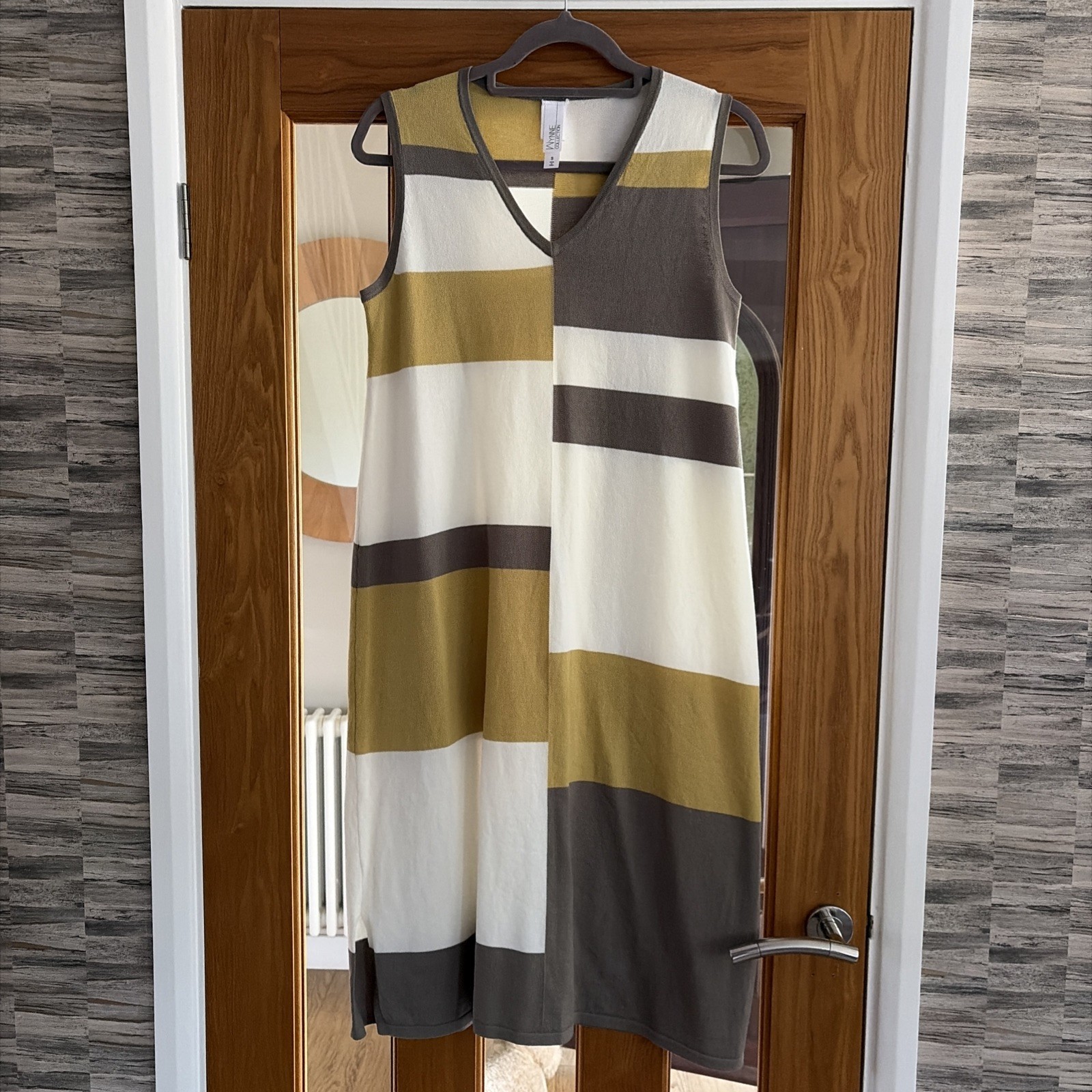 WYNNE COLLECTION by Marla Wynne FINE KNIT STRETCH DRESS IN SIZE SMALL BRAND NEW