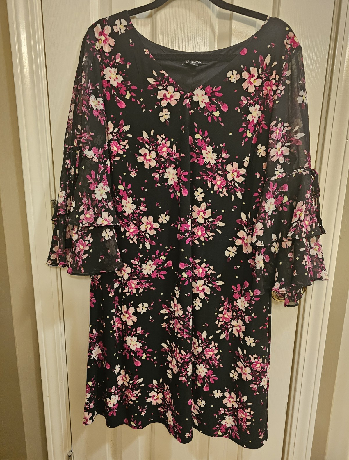 Roz & Ali Women’s Plus 1X Black Pink White Floral V-Neck