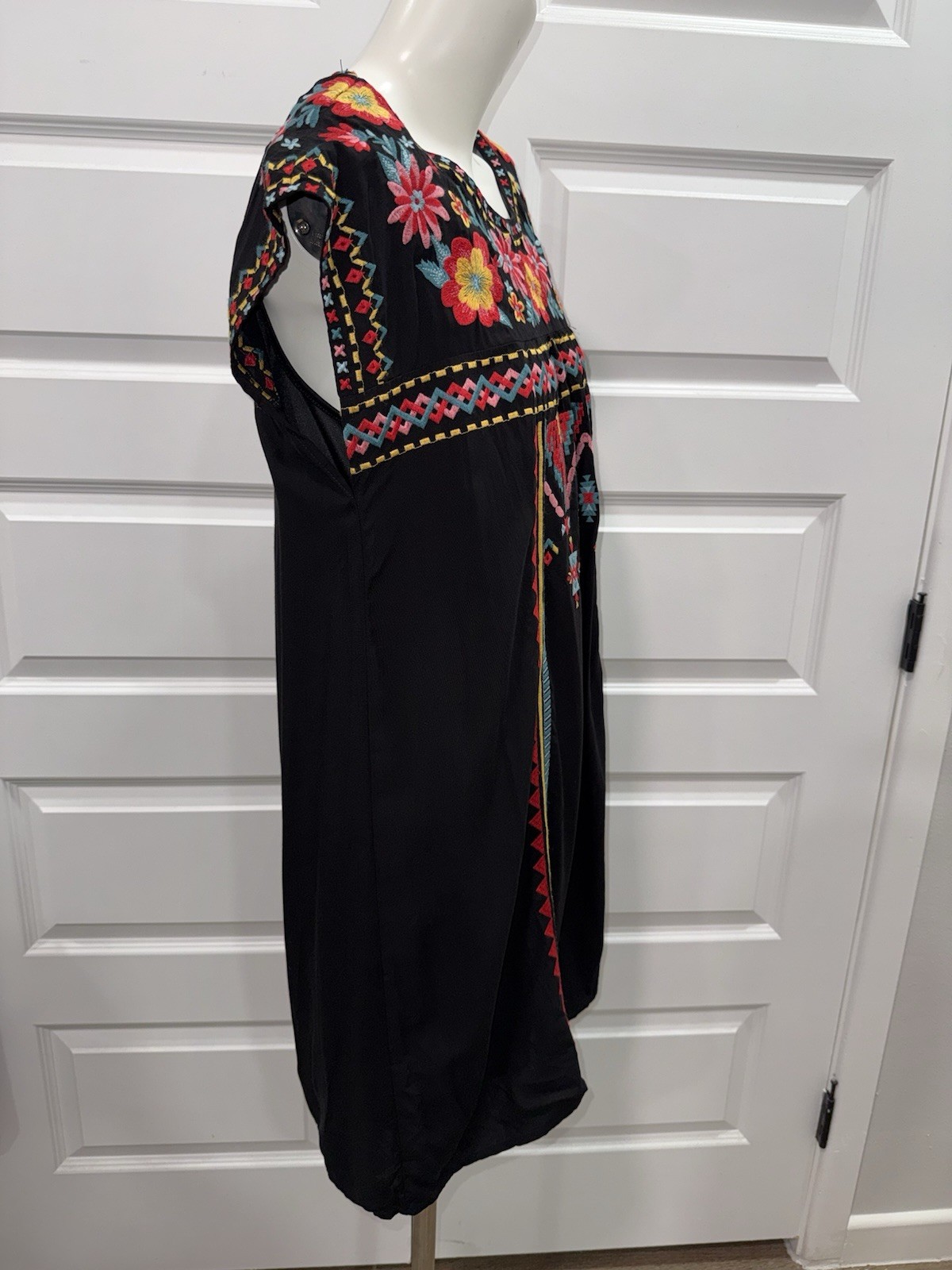 Savanna Jane Pullover Sleeveless Mini Dress Women’s Sz Medium Embroidered