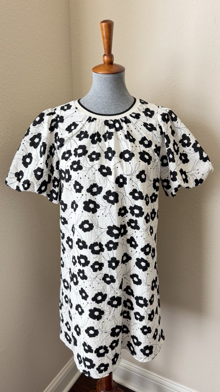 THML Women’s Size XS Ivory Black Floral Print Textured Puff Sleeve Shift Dress