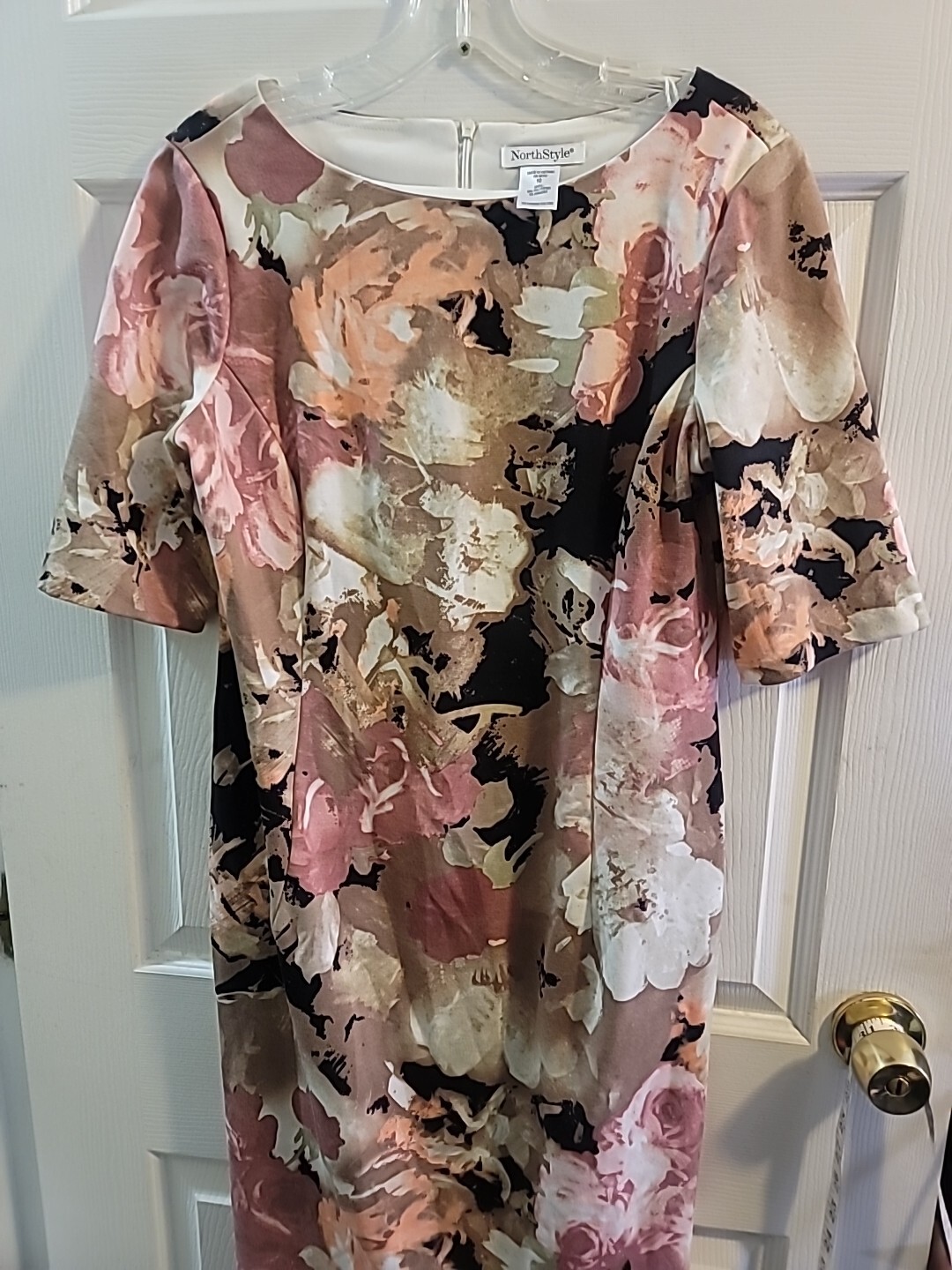 Northstyle Floral Dress. Size 10. Half Sleeve. Back Zip.