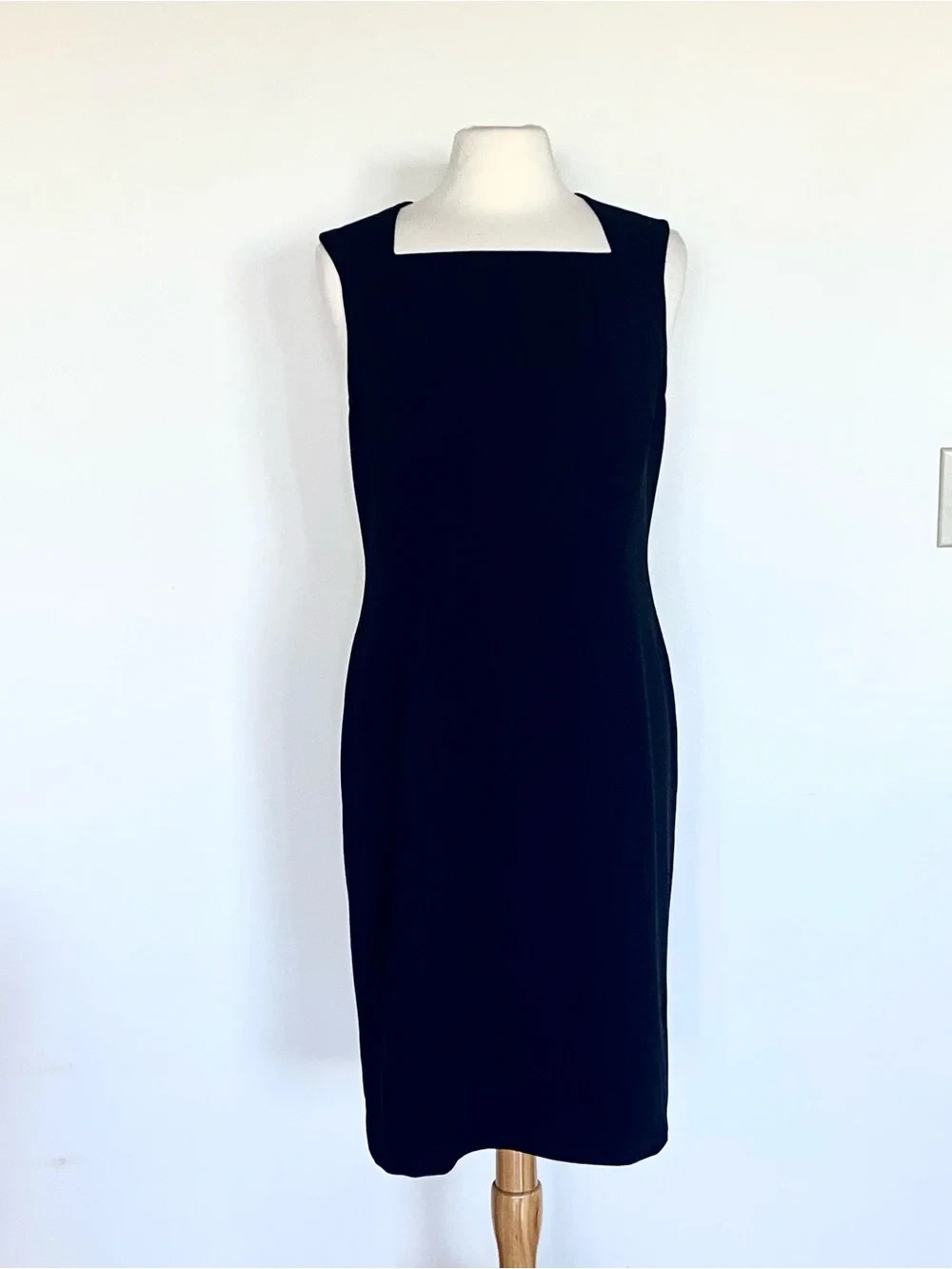 St. John Women Sheath Dress Black Sleeveless Square Neck Back Zip Size 8