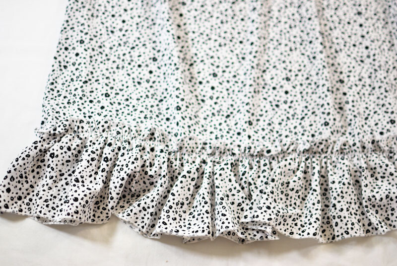 women’s causal summer dress size medium white & black flutter sleeves pull-on